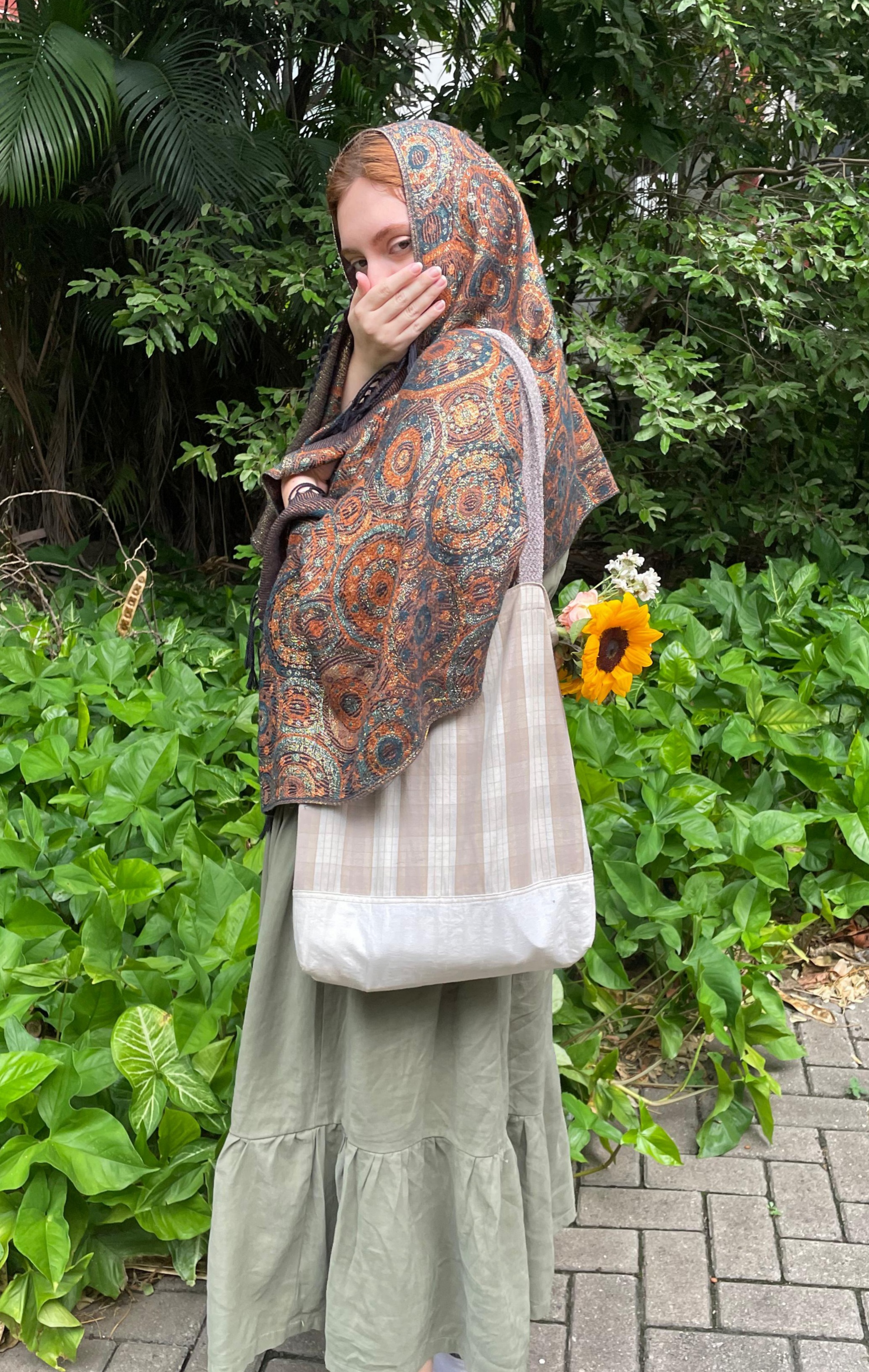 Ela e o presentinho.