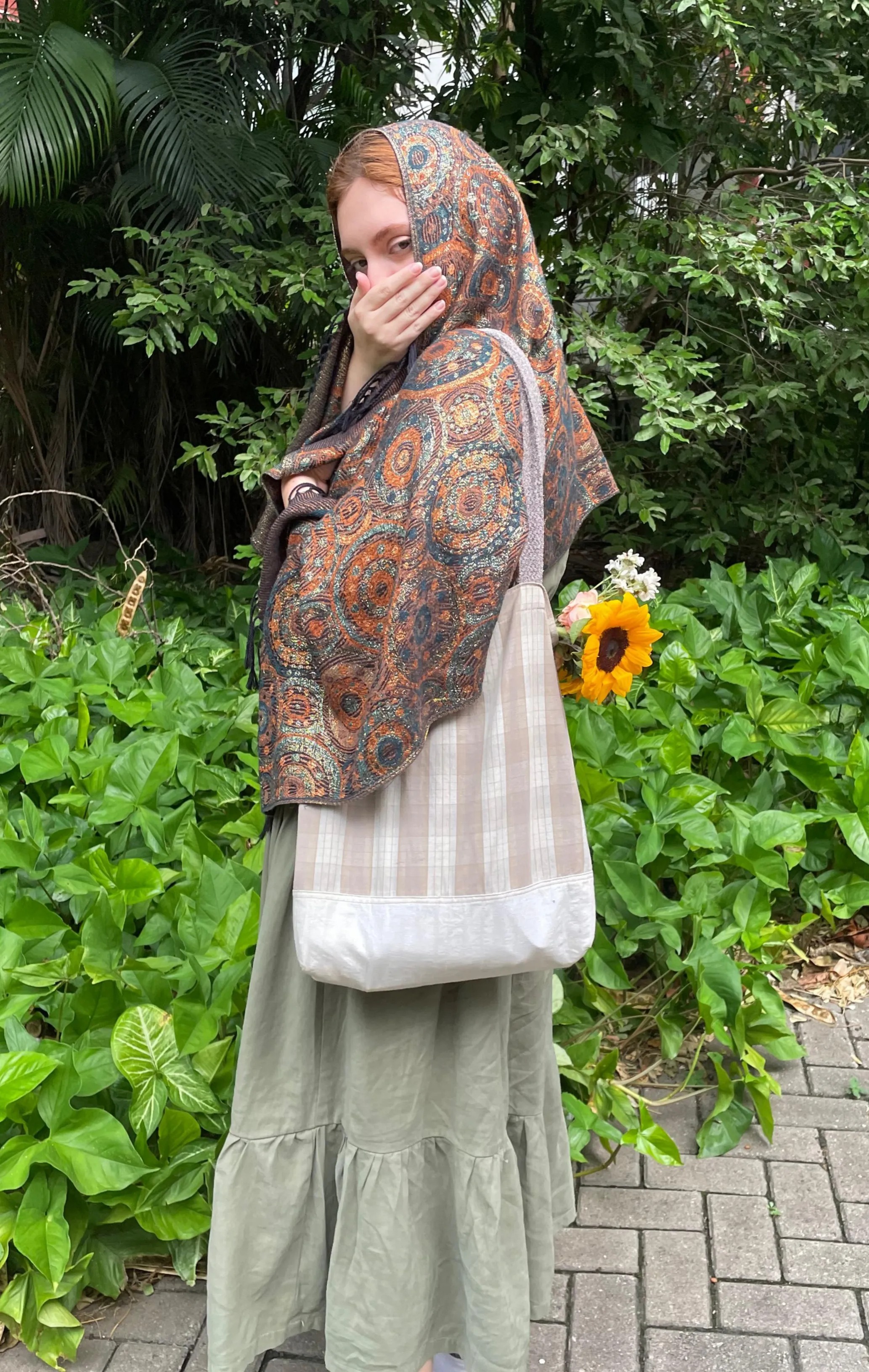 Ela e o presentinho.